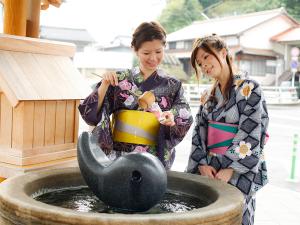 温泉水をボトルに入れてお持ち帰りできます♪湯薬師広場