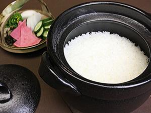 「土鍋釜炊き御飯」信楽焼きの土鍋釜で炊き上げたふっくら御飯（イメージ）