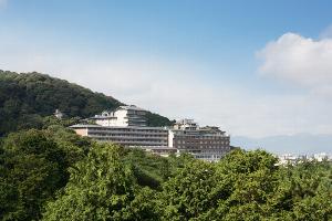 【ホテル外観】ホテル周辺には、平安神宮、南禅寺、美術館など名所旧跡が点在し、いながらにして、古都の風情をご満喫いただけます。