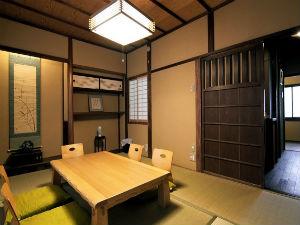 季節折々の表情が楽しめる坪庭を望む和室