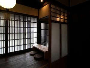 京町家独特の格子の陰影が美しい。