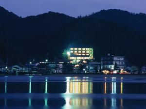 柴山港から見た甲羅戯です。穏やかな柴山湾を眼下に見下ろす高台に建っています