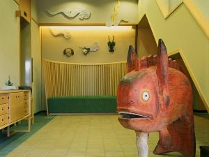 「おどりたい」でお出迎え。館内は但馬木彫の一人者「松田一戯」他ファミリーの作品でj和む