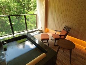温泉露天風呂付スイート（客室一例）／テラスに温泉露天風呂が付いたスイートルーム。和洋室タイプです。