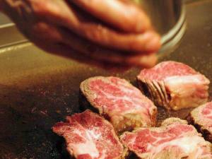 シェフが一番美味しいタイミングでステーキを調理致します♪