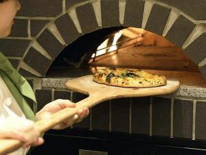 釜であっという間に焼き上げるピザは、アツアツを召し上がれ！