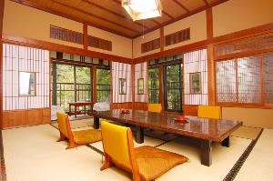 和室１０畳一例　昔ながらの落ち着いたお部屋です。