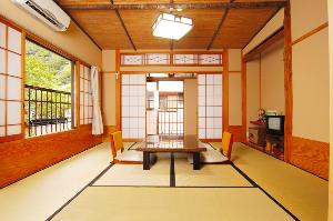 和室８畳一例　昔ながらの落ち着いたお部屋です。