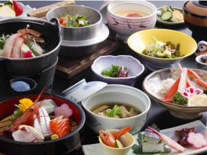 板長お任せ『汐（しお）会席』：当宿の基本的な会席料理です。お一人様に１艘ずつ付く舟盛りをはじめ、鍋物や半身ズワイガニなど本格的な会席をお楽しみいただけます。