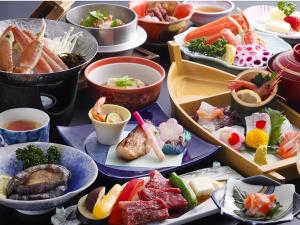 板長お任せ『輝（かがやき）会席』：イケスで調理直前まで活きていた鮮度抜群のアワビにＡ４クラスの黒毛和牛ステーキ、旬魚の舟盛りまで付いた豪華な和風会席で北陸の味覚を満喫してください。