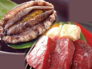 当宿のアワビは調理直前までイケスで活きたまま保存しているので鮮度が抜群！肉汁溢れるステーキはＡ４ランクの黒毛和牛を使用！