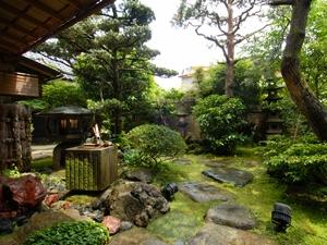 玄関の庭
