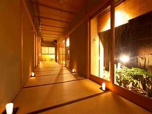 柔らかな灯りが灯る、館内の廊下。