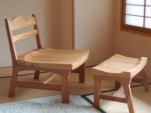 海側のお部屋には但馬木彫のイスでリラックス～柴山湾や行き交う漁船も見ることができる