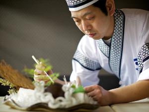 心遣いを添えた、料理人技が冴えるお料理の数々をお愉しみください。