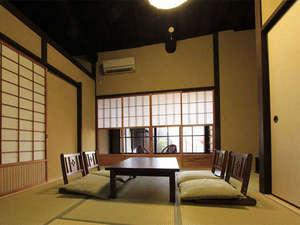 東対和室。７畳の広さがあり、天井は吹き抜けとなっています。