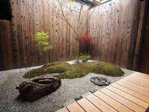 東対庭。秋になると紅葉が色づきます。