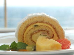 海が見えるカフェでケーキをどうぞ