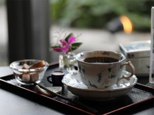 【喫茶ラウンジ　扇】　薫り高い道後舘オリジナルのブレンドコーヒーをお愉しみください。