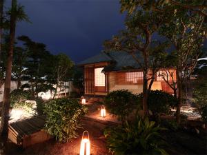 【茶室　儒安堂】　館内３階の庭園にある茶室儒安堂　お抹茶のお点前体験を行っております（要予約）