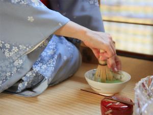 【茶室　儒安堂】　厳粛な空気の流れる茶室で、本格的なお抹茶のお点前を体験いただけます。