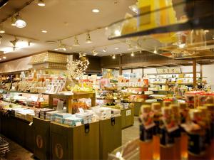 【売店　丁字屋】　愛媛・松山の定番のお土産はもちろん、四国中のお土産や担当者が足で探してきたこだわりのお土産が並びます。