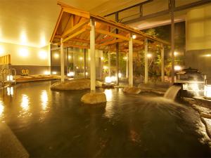 【大浴場】　あつ湯、ぬる湯、打たせ湯、寝湯、露天風呂、サウナなど様々な湯巡りを楽しめる