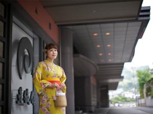 【正面玄関前】道後温泉本館まで徒歩５分の好立地。浴衣に着替えて湯かごを持ってお出かけ下さい。