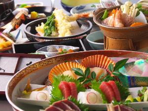 カツオの藁焼きタタキはもちろん♪土佐の伝統皿鉢料理と土佐風会席をお部屋で堪能できる(*＾∇＾*)♪