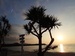 かりゆしビーチでのんびり眺める夕暮れ時のサンセットは格別です。