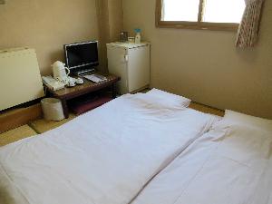 【和室2名利用】和室4畳半にお布団を2枚敷いたお部屋です。少し手狭ですがお子様は安心です。