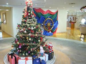 クリスマス一色のホテルロビー