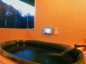 【温泉陶器風呂付き】山の緑で安らぐ特別室　の浴室です。