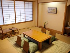 海側の和室（10畳踏込・洗面・ウオシュトイレ付き）。　冬場はこたつをお出しします。