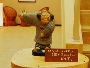 心温まる木の彫刻がお出迎え。