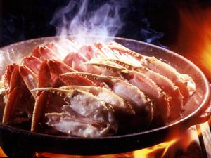 陶板にて高温高圧で一気に焼き上げる「焼きかに」は、ジューシーでふっくら！