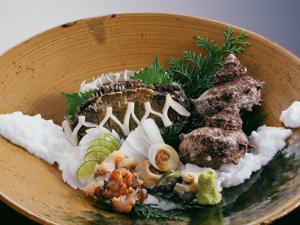 柴山港産の天然あわびを、お刺身やバター焼きで。