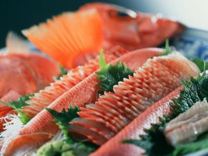 地魚のお造り。　オーナー調理長の包丁が冴えます。
