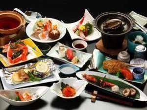 磯料理の王様”鮑”のまるごと踊り焼きと、特選素材を味わう膳です。