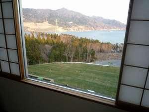 お部屋から眺める金華山と太平洋です。
