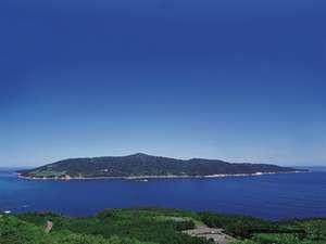 蒼く輝く太平洋と金華山の全景です