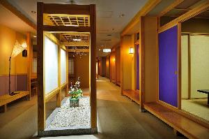 個室料理茶屋「紅葉」　大小合わせて全20室　イステーブル式も承ります