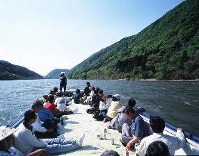 【最上川舟下り】　壮大な景観の中、船頭さんの楽しいお話と小唄などもお楽しみいただけます