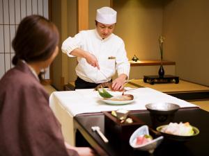 料理人がお邪魔して、席前でぴちぴちの伊勢海老、鯛を豪快に捌きます