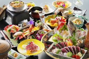 〔土佐プレミアム会席〕ボリューム満点！ピチピチ活魚の皿鉢料理、カツオの藁焼きタタキに舌鼓！