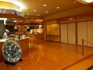 それぞれのお席でお食事をゆっくり楽しめる　オープンキッチン料亭「月あかり」全17席