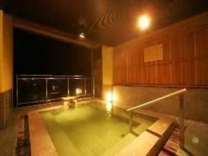 お湯の色から翠玉の湯と名付けられている源泉掛け流しの展望露天風呂