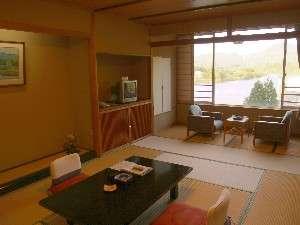 12帖のスタンダードなお部屋からは阿賀野川上流と雄大な自然を堪能できる