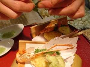 オープンキッチンで揚げられた、出来たての揚げ物が食欲をそそる