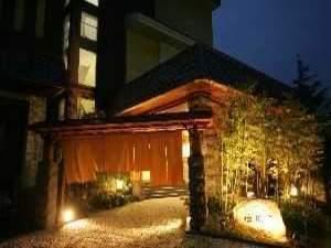 越後の田舎にそよぐ爽やかな風を感じ、小さな門をくぐる
